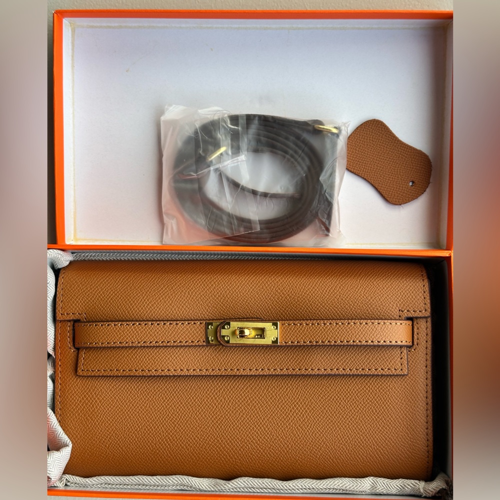 Brown Wallet on Chain (Kelly inspired)